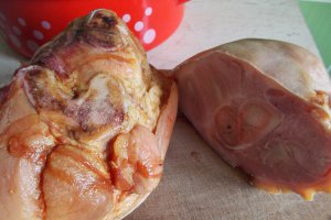 Rasol afumat de porc, cu pastai si rosii