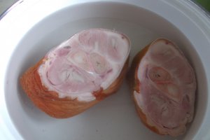 Rasol afumat de porc, cu pastai si rosii