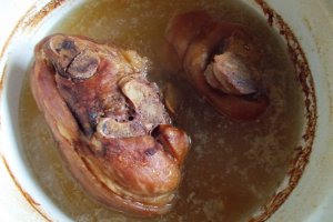 Rasol afumat de porc, cu pastai si rosii