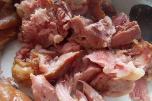 Rasol afumat de porc, cu pastai si rosii