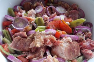 Rasol afumat de porc, cu pastai si rosii
