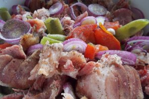 Rasol afumat de porc, cu pastai si rosii
