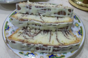 Desert chec marmorat, glazurat cu ciocolata