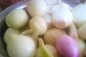 Salata de ceapa marinata cu chiftelute