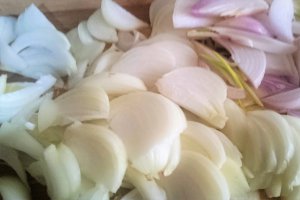 Salata de ceapa marinata cu chiftelute