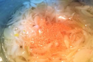 Salata de ceapa marinata cu chiftelute