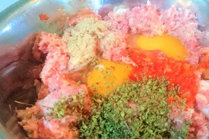 Salata de ceapa marinata cu chiftelute