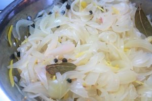 Salata de ceapa marinata cu chiftelute