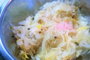 Salata de ceapa marinata cu chiftelute