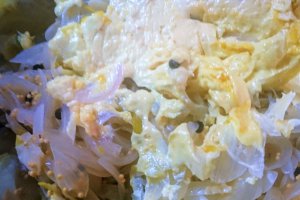 Salata de ceapa marinata cu chiftelute