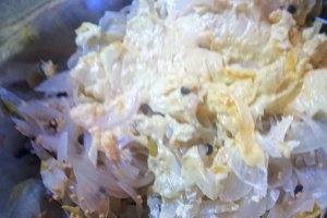 Salata de ceapa marinata cu chiftelute