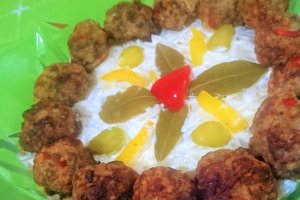 Salata de ceapa marinata cu chiftelute