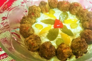 Salata de ceapa marinata cu chiftelute