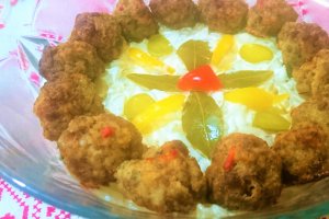 Salata de ceapa marinata cu chiftelute