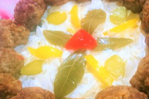Salata de ceapa marinata cu chiftelute