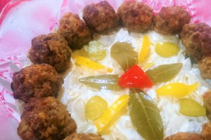 Salata de ceapa marinata cu chiftelute