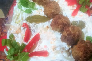 Salata de ceapa marinata cu chiftelute