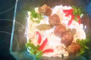 Salata de ceapa marinata cu chiftelute