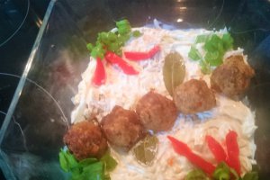 Salata de ceapa marinata cu chiftelute
