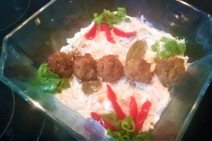 Salata de ceapa marinata cu chiftelute