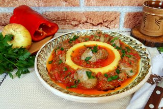 Ficatei de pui in sos de rosii cu ceapa si ardei