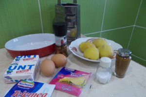 Aperitiv ochiuri pe pat de cartofi si branzeturi, la cuptor
