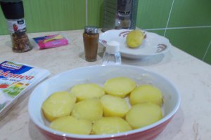 Aperitiv ochiuri pe pat de cartofi si branzeturi, la cuptor