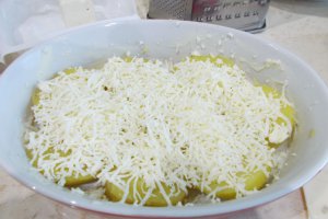 Aperitiv ochiuri pe pat de cartofi si branzeturi, la cuptor
