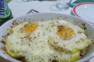Aperitiv ochiuri pe pat de cartofi si branzeturi, la cuptor
