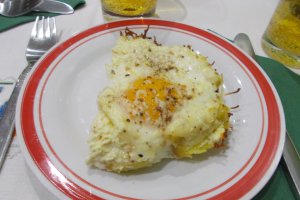 Aperitiv ochiuri pe pat de cartofi si branzeturi, la cuptor