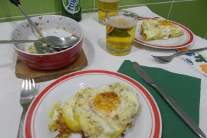 Aperitiv ochiuri pe pat de cartofi si branzeturi, la cuptor