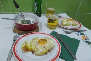 Aperitiv ochiuri pe pat de cartofi si branzeturi, la cuptor