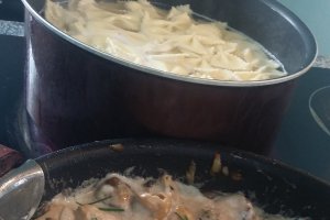 Paste farfalle cu pui, smantana si ciuperci