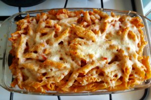 Paste integrale cu carne de pui in sos de rosii