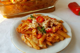 Paste integrale cu carne de pui in sos de rosii