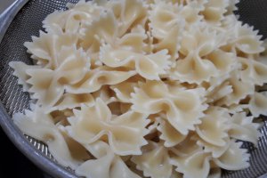 Paste cu sos alb, telemea si broccoli