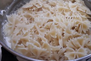 Paste cu sos alb, telemea si broccoli