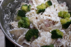 Paste cu sos alb, telemea si broccoli