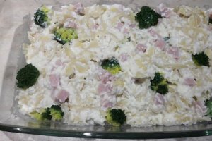 Paste cu sos alb, telemea si broccoli