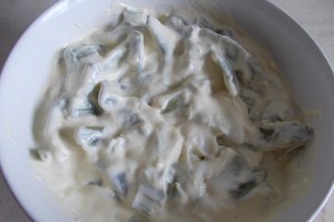 Salata de pastai in sos de maioneza cu usturoi