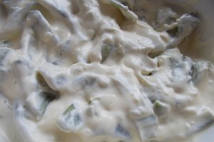 Salata de pastai in sos de maioneza cu usturoi