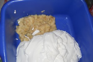 Desert tort cu crema de banane si struguri