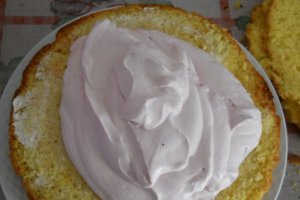 Desert tort cu crema de banane si struguri