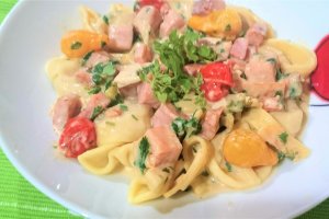 Tortellini cu sunca si sos cremos