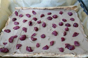 Desert rulada cu crema de ness si visine