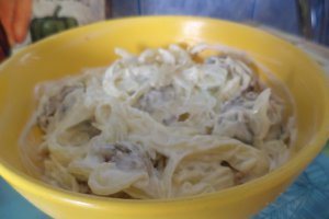Chiftele cu ceapa marinata si maioneza