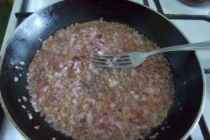 Cartofi taranesti cu carnat, la cuptor