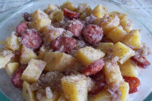 Cartofi taranesti cu carnat, la cuptor