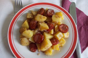 Cartofi taranesti cu carnat, la cuptor