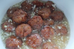 Chiftelute cu sos de smantana reteta de chiftele moi si delicioase